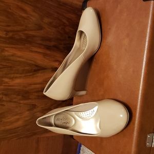 Nude pumps, NIB, sz 9W, 3 inch heels 👠 Dexflex comfort by Payless Shoes